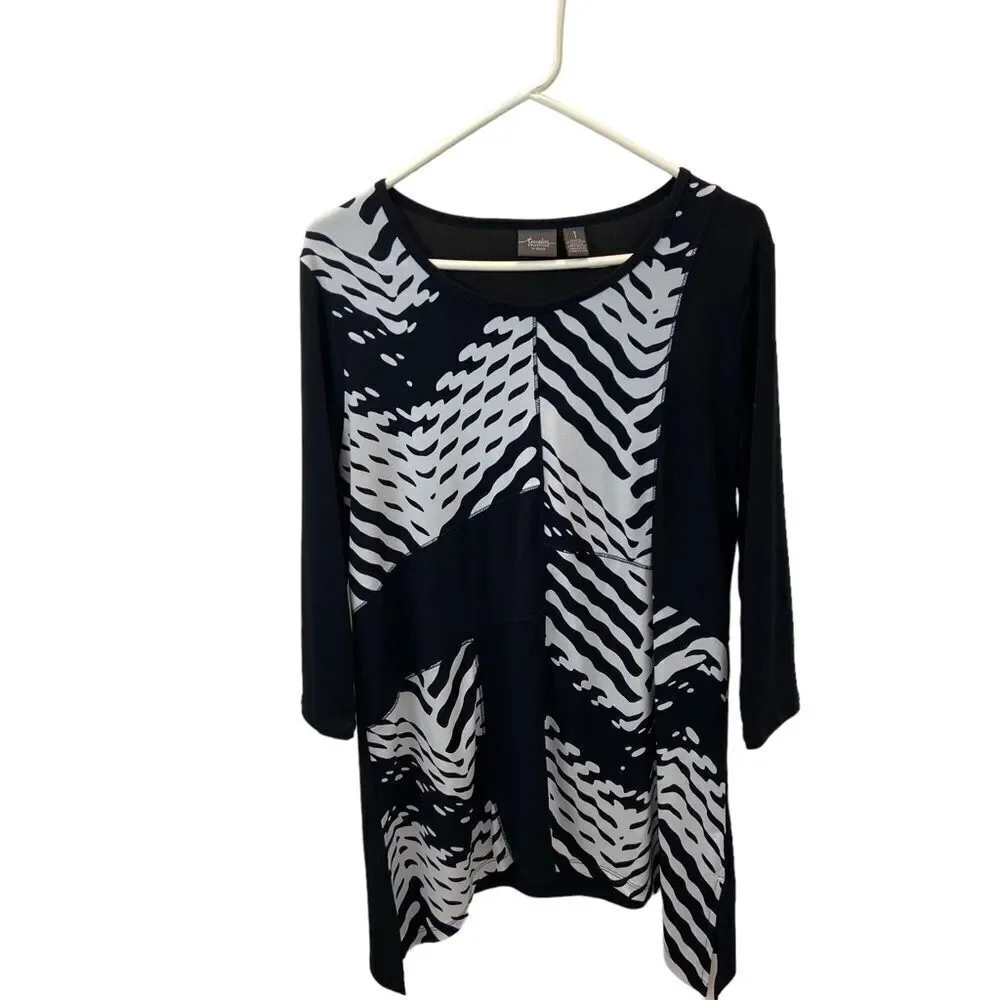 Chico’s‎ Traveler Brand Abstract 3/4 Sleeve Black and White Blouse Chicos Size 1